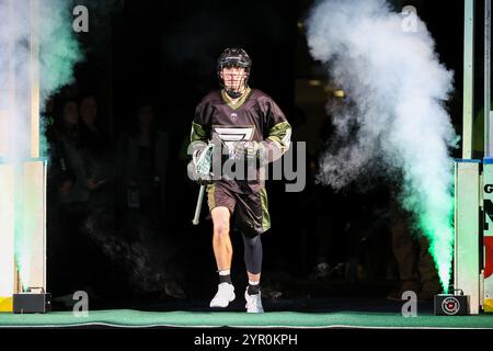 Rochester, New York, USA. November 2024 30. Rochester Knighthawks Forward Connor Fields (10) erobert das Feld vor einem Spiel gegen die Las Vegas Desert Dogs. Die Rochester Knighthawks veranstalteten die Las Vegas Desert Dogs in einem Spiel der National Lacrosse League in der Blue Cross Arena in Rochester, New York. (Jonathan Tenca/CSM). Quelle: csm/Alamy Live News Stockfoto