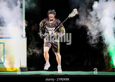 Rochester, New York, USA. November 2024 30. Rochester Knighthawks Verteidiger Dan Gilies (6) erobert das Feld vor einem Spiel gegen die Las Vegas Desert Dogs. Die Rochester Knighthawks veranstalteten die Las Vegas Desert Dogs in einem Spiel der National Lacrosse League in der Blue Cross Arena in Rochester, New York. (Jonathan Tenca/CSM). Quelle: csm/Alamy Live News Stockfoto