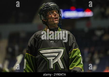 Rochester, New York, USA. November 2024 30. Rochester Knighthawks Forward Connor Fields (10) blickt vor einem Spiel gegen die Las Vegas Desert Dogs in den Aufwärmstunden nach. Die Rochester Knighthawks veranstalteten die Las Vegas Desert Dogs in einem Spiel der National Lacrosse League in der Blue Cross Arena in Rochester, New York. (Jonathan Tenca/CSM). Quelle: csm/Alamy Live News Stockfoto