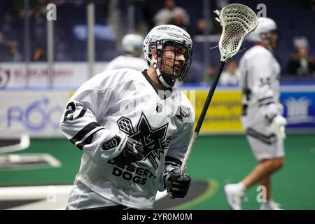 Rochester, New York, USA. November 2024 30. Jonathan Gagliardi (27) läuft in Aufwärmphase vor einem Spiel gegen die Rochester Knighthawks. Die Rochester Knighthawks veranstalteten die Las Vegas Desert Dogs in einem Spiel der National Lacrosse League in der Blue Cross Arena in Rochester, New York. (Jonathan Tenca/CSM). Quelle: csm/Alamy Live News Stockfoto