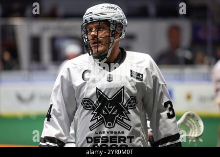 Rochester, New York, USA. November 2024 30. Las Vegas Desert Dogs Transitional Connor Kirst (34) sieht sich vor einem Spiel gegen die Rochester Knighthawks an. Die Rochester Knighthawks veranstalteten die Las Vegas Desert Dogs in einem Spiel der National Lacrosse League in der Blue Cross Arena in Rochester, New York. (Jonathan Tenca/CSM). Quelle: csm/Alamy Live News Stockfoto