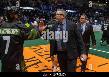 Rochester, New York, USA. November 2024 30. Rochester Knighthawks-Cheftrainer Mike Hasen feiert einen Sieg gegen die Las Vegas Desert Dogs. Die Rochester Knighthawks veranstalteten die Las Vegas Desert Dogs in einem Spiel der National Lacrosse League in der Blue Cross Arena in Rochester, New York. (Jonathan Tenca/CSM). Quelle: csm/Alamy Live News Stockfoto