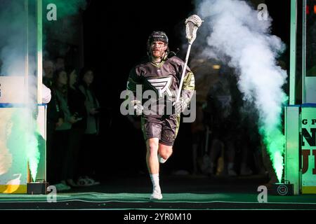 Rochester, New York, USA. November 2024 30. Rochester Knighthawks Verteidiger Ethan O’Connor (21) erobert das Feld vor einem Spiel gegen die Las Vegas Desert Dogs. Die Rochester Knighthawks veranstalteten die Las Vegas Desert Dogs in einem Spiel der National Lacrosse League in der Blue Cross Arena in Rochester, New York. (Jonathan Tenca/CSM). Quelle: csm/Alamy Live News Stockfoto