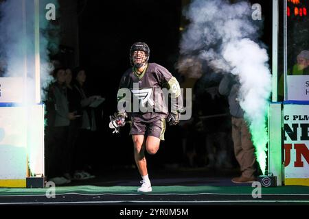 Rochester, New York, USA. November 2024 30. Rochester Knighthawks Verteidiger Taylor Jensen (32) erobert das Feld vor einem Spiel gegen die Las Vegas Desert Dogs. Die Rochester Knighthawks veranstalteten die Las Vegas Desert Dogs in einem Spiel der National Lacrosse League in der Blue Cross Arena in Rochester, New York. (Jonathan Tenca/CSM). Quelle: csm/Alamy Live News Stockfoto