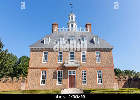 WILLIAMSBURG, VIRGINIA – 25. AUGUST 2024: Der Gouverneurspalast in Colonial Williamsburg, Sitz von sieben königlichen Gouverneuren und zwei gewählten Gouverneuren. Stockfoto