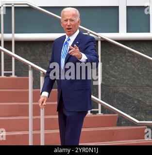 MIAMI, FLORIDA - Juni 27: (exklusive Deckung) Ehemaliger Vizepräsident Joe Biden sieht aus wie seine ist eine tolle Stimmung mit ein wenig Frühling in seinem Schritt, als er die Hintertür Eingang betritt vor der Aussprache in der zweiten Nacht der ersten demokratischen Präsidentschaftswahlen Debatte 2020. War ein Feld von 20 demokratischen Präsidentschaftskandidaten in zwei Gruppen von 10 für die erste Debatte der Wahl 2020 Split, über zwei Nächte im Knight Concert Hall der Adrienne Arsht Center für Darstellende Künste von Miami-Dade County am 27. Juni 2019 in Miami, Florida Personen: Joe Biden Stockfoto