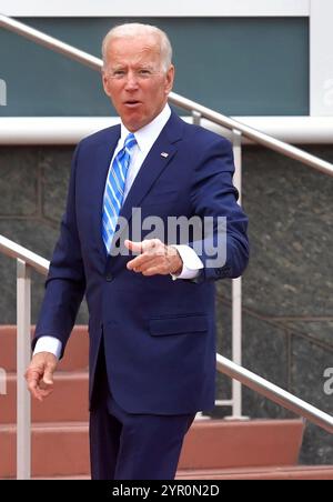 MIAMI, FLORIDA - Juni 27: (exklusive Deckung) Ehemaliger Vizepräsident Joe Biden sieht aus wie seine ist eine tolle Stimmung mit ein wenig Frühling in seinem Schritt, als er die Hintertür Eingang betritt vor der Aussprache in der zweiten Nacht der ersten demokratischen Präsidentschaftswahlen Debatte 2020. War ein Feld von 20 demokratischen Präsidentschaftskandidaten in zwei Gruppen von 10 für die erste Debatte der Wahl 2020 Split, über zwei Nächte im Knight Concert Hall der Adrienne Arsht Center für Darstellende Künste von Miami-Dade County am 27. Juni 2019 in Miami, Florida Personen: Joe Biden Stockfoto