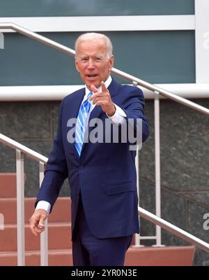 MIAMI, FLORIDA - Juni 27: (exklusive Deckung) Ehemaliger Vizepräsident Joe Biden sieht aus wie seine ist eine tolle Stimmung mit ein wenig Frühling in seinem Schritt, als er die Hintertür Eingang betritt vor der Aussprache in der zweiten Nacht der ersten demokratischen Präsidentschaftswahlen Debatte 2020. War ein Feld von 20 demokratischen Präsidentschaftskandidaten in zwei Gruppen von 10 für die erste Debatte der Wahl 2020 Split, über zwei Nächte im Knight Concert Hall der Adrienne Arsht Center für Darstellende Künste von Miami-Dade County am 27. Juni 2019 in Miami, Florida Personen: Joe Biden Stockfoto