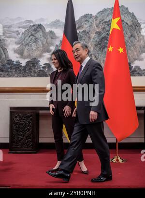 Peking, China. Dezember 2024. Die Außenministerin Annalena Baerbock (Alliance90/die Grünen) wird von ihrem Amtskollegen Wang Yi, Staatsrätin für Auswärtige Angelegenheiten und Außenministerin Chinas, im Staatsgästehaus Diaoyutai begrüßt. Im Mittelpunkt von Baerbocks politischen Gesprächen mit ihrem chinesischen Amtskollegen Wang Yi in Peking wird wahrscheinlich der russische Aggressionskrieg in der Ukraine und die Debatte über zusätzliche EU-Zölle auf chinesische E-Autos stehen. Quelle: Michael Kappeler/dpa/Alamy Live News Stockfoto