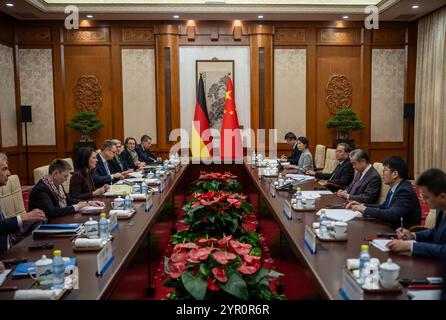 Peking, China. Dezember 2024. Frau Annalena Baerbock (Alliance90/die Grünen), Außenministerin, spricht mit ihrem Amtskollegen Wang Yi, Staatsrätin für Auswärtige Angelegenheiten und Außenministerin Chinas, im Staatsgästehaus Diaoyutai. Im Mittelpunkt von Baerbocks politischen Gesprächen mit ihrem chinesischen Amtskollegen Wang Yi in Peking wird wahrscheinlich der russische Aggressionskrieg in der Ukraine und die Debatte über zusätzliche EU-Zölle auf chinesische E-Autos stehen. Quelle: Michael Kappeler/dpa/Alamy Live News Stockfoto