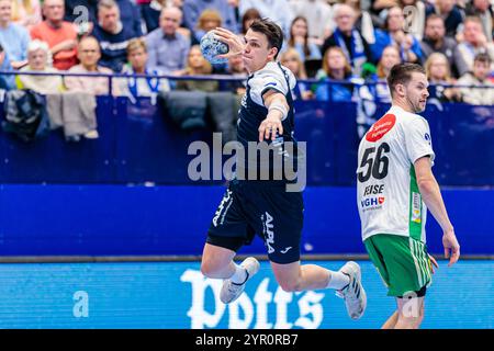 Frederik Simak (TBV Lemgo Lippe, #08) im Torwurf GER, TBV Lemgo Lippe vs. TSV Hannover-Burgdorf, Handball, 1. Bundesliga, 12. Spieltag, Spielzeit 2024/2025, 01.12.2024 Foto: Eibner-Pressefoto/Jan Rollinger Stockfoto