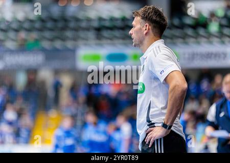 Lemgo, Deutschland. Dezember 2024. Christian Prokop (TSV Hannover-Burgdorf, Trainer) GER, TBV Lemgo Lippe vs. TSV Hannover-Burgdorf, Handball, 1. Bundesliga, 12. Spieltag, Spielzeit 2024/2025, 01.12.2024 Foto: Eibner-Pressefoto/Jan Rollinger Credit: dpa/Alamy Live News Stockfoto