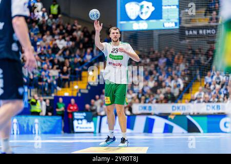 Lemgo, Deutschland. Dezember 2024. Uladzislau Kulesh (TSV Hannover-Burgdorf, #23) GER, TBV Lemgo Lippe vs. TSV Hannover-Burgdorf, Handball, 1. Bundesliga, 12. Spieltag, Spielzeit 2024/2025, 01.12.2024 Foto: Eibner-Pressefoto/Jan Rollinger Credit: dpa/Alamy Live News Stockfoto