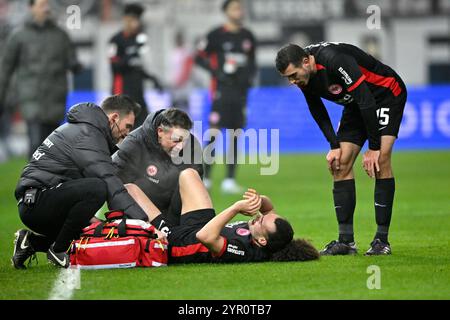 Arthur Theate Eintracht Frankfurt SGE (03) verletzt Verletzung am Boden Betreuer Aurele Amenda Eintracht Frankfurt SGE (05) 1. DIE VORSCHRIFTEN DES FC HEIDENHEIM 1846 FCH VS. EINTRACHT FRANKFURT SGE 01.12.2024 DFL VERBIETEN JEDE VERWENDUNG VON FOTOGRAFIEN ALS BILDSEQUENZEN UND/ODER QUASI-VIDEO Stockfoto