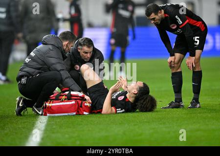 Arthur Theate Eintracht Frankfurt SGE (03) verletzt Verletzung am Boden Betreuer Aurele Amenda Eintracht Frankfurt SGE (05) 1. DIE VORSCHRIFTEN DES FC HEIDENHEIM 1846 FCH VS. EINTRACHT FRANKFURT SGE 01.12.2024 DFL VERBIETEN JEDE VERWENDUNG VON FOTOGRAFIEN ALS BILDSEQUENZEN UND/ODER QUASI-VIDEO Stockfoto