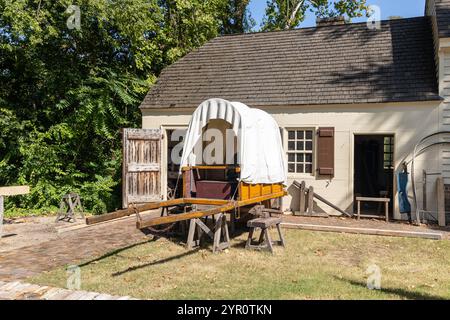 WILLIAMSBURG, VIRGINIA – 25. AUGUST 2024: Eine Postkutsche sitzt vor dem Cooper and Wheelwright Gebäude im Colonial Williamsburg. Stockfoto