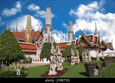 Der Wat Phra Kaew (der Tempel des Smaragdbuddhas) in Bangkok, Thailand, ist ein heiliger Tempel und Teil des Großen Palastes Thailands, der Tempel beherbergt A Stockfoto