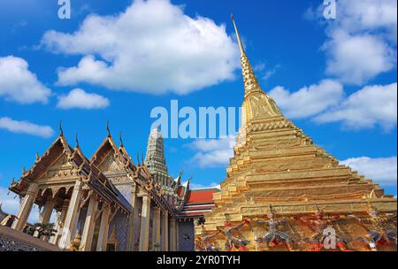 Der Wat Phra Kaew (der Tempel des Smaragdbuddhas) in Bangkok, Thailand, ist ein heiliger Tempel und Teil des Großen Palastes Thailands, der Tempel beherbergt A Stockfoto