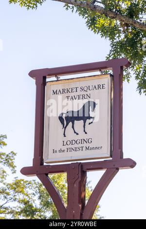 WILLIAMSBURG, VIRGINIA - 25. AUGUST 2024: Schild für das Market Square Inn, eine restaurierte Taverne und Unterkunftsgebäude in Colonial Williamsburg. Stockfoto