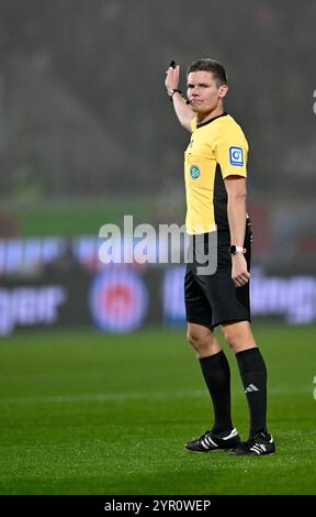 Heidenheim, Deutschland. Dezember 2024. Schiedsrichter Dr. Florian Exner Gestik Geste 1. FC Heidenheim 1846 FCH vs. Eintracht Frankfurt SGE 01.12.2024 DFL-VORSCHRIFTEN VERBIETEN DIE VERWENDUNG VON FOTOS ALS BILDSEQUENZEN UND/ODER QUASI-VIDEO/dpa/Alamy Live News Stockfoto