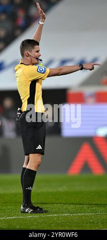 Heidenheim, Deutschland. Dezember 2024. Schiedsrichter Dr. Florian Exner Gestik Geste 1. FC Heidenheim 1846 FCH vs. Eintracht Frankfurt SGE 01.12.2024 DFL-VORSCHRIFTEN VERBIETEN DIE VERWENDUNG VON FOTOS ALS BILDSEQUENZEN UND/ODER QUASI-VIDEO/dpa/Alamy Live News Stockfoto