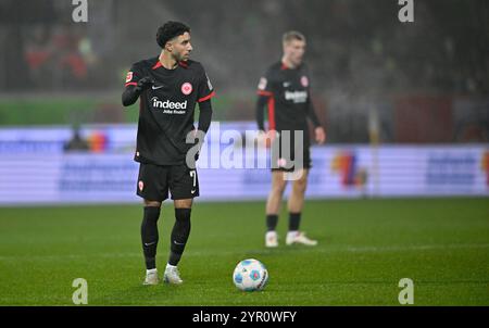 Heidenheim, Deutschland. Dezember 2024. Omar Marmoush Eintracht Frankfurt SGE (07) vor Freistoss 1. FC Heidenheim 1846 FCH vs. Eintracht Frankfurt SGE 01.12.2024 DFL-VORSCHRIFTEN VERBIETEN DIE VERWENDUNG VON FOTOS ALS BILDSEQUENZEN UND/ODER QUASI-VIDEO/dpa/Alamy Live News Stockfoto