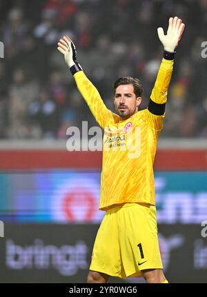 Heidenheim, Deutschland. Dezember 2024. Torwart Kevin Trapp Eintracht Frankfurt SGE (01) Gestik Geste 1. FC Heidenheim 1846 FCH vs. Eintracht Frankfurt SGE 01.12.2024 DFL-VORSCHRIFTEN VERBIETEN DIE VERWENDUNG VON FOTOS ALS BILDSEQUENZEN UND/ODER QUASI-VIDEO/dpa/Alamy Live News Stockfoto