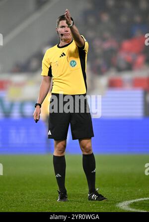 Heidenheim, Deutschland. Dezember 2024. Schiedsrichter Dr. Florian Exner Gestik Geste 1. FC Heidenheim 1846 FCH vs. Eintracht Frankfurt SGE 01.12.2024 DFL-VORSCHRIFTEN VERBIETEN DIE VERWENDUNG VON FOTOS ALS BILDSEQUENZEN UND/ODER QUASI-VIDEO/dpa/Alamy Live News Stockfoto