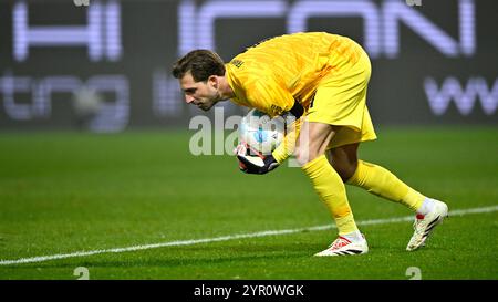 Heidenheim, Deutschland. Dezember 2024. Torwart Kevin Trapp Eintracht Frankfurt SGE (01) Aktion 1. FC Heidenheim 1846 FCH vs. Eintracht Frankfurt SGE 01.12.2024 DFL-VORSCHRIFTEN VERBIETEN DIE VERWENDUNG VON FOTOS ALS BILDSEQUENZEN UND/ODER QUASI-VIDEO/dpa/Alamy Live News Stockfoto