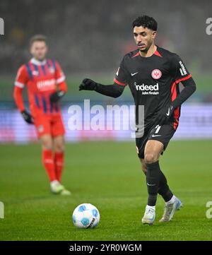 Heidenheim, Deutschland. Dezember 2024. Omar Marmoush Eintracht Frankfurt SGE (07) Aktion am Ball 1. FC Heidenheim 1846 FCH vs. Eintracht Frankfurt SGE 01.12.2024 DFL-VORSCHRIFTEN VERBIETEN DIE VERWENDUNG VON FOTOS ALS BILDSEQUENZEN UND/ODER QUASI-VIDEO/dpa/Alamy Live News Stockfoto