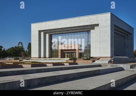 Gebäude des Nationalen Historischen Museums der Kirgisischen Republik. Ala-Too, Hauptplatz des Landes, Bischkek, Kirgisistan. Keine Menschen, niemand. Rechteckiges Gebäude, Stadtarchitektur Stockfoto