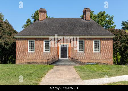 WILLIAMSBURG, VIRGINIA – 25. AUGUST 2024: Das Büro des Secretary's Office in Colonial Williamsburg, das zur Aufbewahrung von Regierungsdokumenten genutzt wurde. Stockfoto