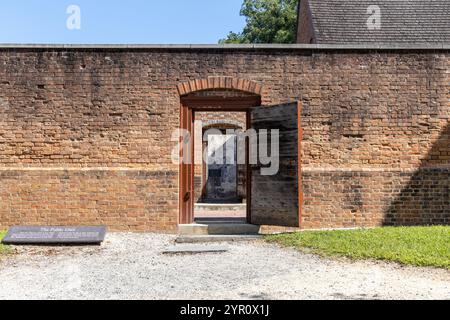 WILLIAMSBURG, VIRGINIA – 25. AUGUST 2024: The Public Gaol (Gefängnis), Virginias Hauptgefängnis, in dem Schuldner und Kriminelle untergebracht waren. Stockfoto