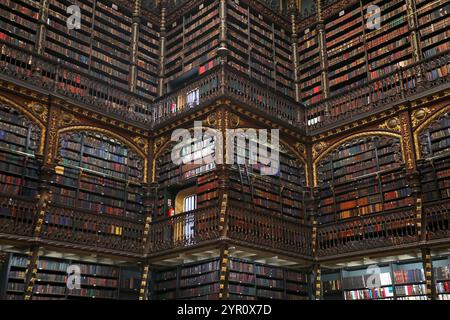 Abgebildet ist der königliche portugiesische Lesesaal (Real Gabinete Português de Leitura), eine Bibliothek im Zentrum von Rio de Janeiro, Brasilien. Stockfoto