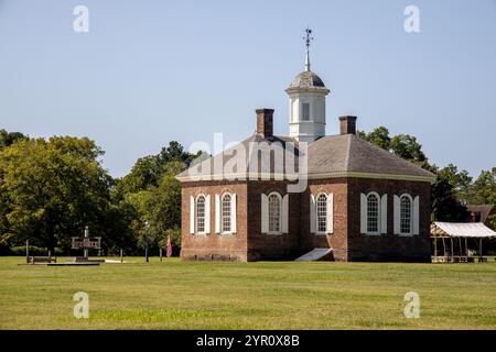 WILLIAMSBURG, VIRGINIA – 25. AUGUST 2024: Das Kolonialgericht, erbaut von 1770 bis 1771 im georgianischen Stil. Stockfoto