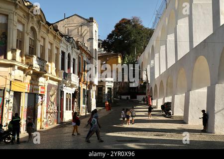 Arcos da Lapa (Carioca Aqueduct) wird im Bezirk Lapa im Zentrum von Rio de Janeiro in Brasilien gesehen. Es wurde Mitte des 18. Jahrhunderts erbaut, um Süßwasser in die Stadt zu bringen. Das Aquädukt dient heute als Brücke für die Santa Teresa Tramway. Stockfoto