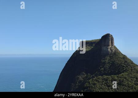 Die Klippe Pedra da Gávea und der Atlantik sind von Pedra Bonita in Rio de Janeiro, Brasilien, zu sehen. Stockfoto