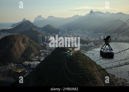 Rio De Janeiro, Brasilien. Juli 2023. Rio de Janeiro, Brasilien, wird bei Sonnenuntergang vom Zuckerhut aus gesehen. (Foto: Apolline Guillerot-Malick/SOPA Images/SIPA USA) Credit: SIPA USA/Alamy Live News Stockfoto