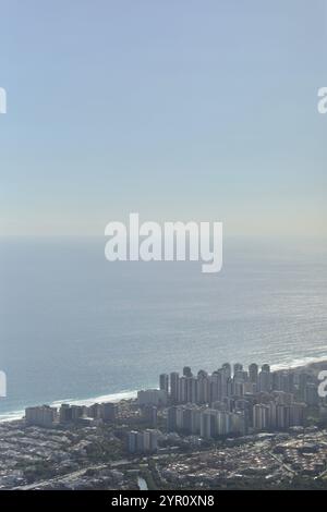 Das Wohnviertel Barra da Tijuca in Rio de Janeiro, wo der ehemalige Präsident Jair Bolsonaro ein Anwesen besitzt, ist von Pedra da Gavea aus zu sehen. (Foto: Apolline Guillerot-Malick / SOPA Images/SIPA USA) Stockfoto