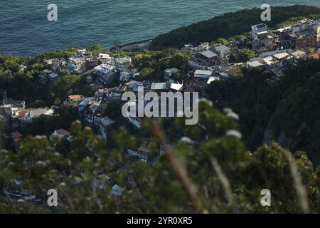 Rio De Janeiro, Brasilien. November 2022. Die Vidigal Favela in Rio de Janeiro erstreckt sich zwischen den Hügeln und dem Meer. (Foto: Apolline Guillerot-Malick/SOPA Images/SIPA USA) Credit: SIPA USA/Alamy Live News Stockfoto