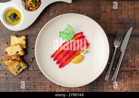 Rote Bete Räucherlachs aus skandinavischer Küche, gesalzener Lachs Rote Bete Gravlax Stockfoto