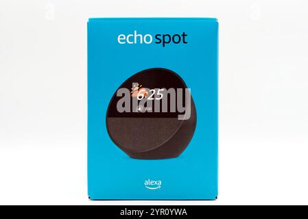 Amazon Echo Spot. Alexa, virtuelle Assistentin KI isoliert auf weißem Hintergrund mit Paket. Stockfoto