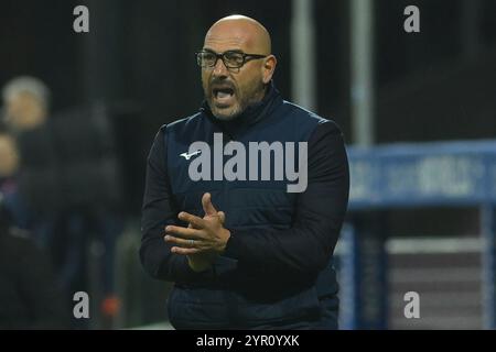 Salerno, Italien. Dezember 2024. Antonio Calabro von Carrarese Calcio 1908 Gesten während der Serie B BKT zwischen US Salernitana 1919 gegen Carrarese Calcio im Arechi Stadium am 01. Dezember 2024 in Salerno, italien (Foto: Agostino Gemito/Pacific Press) Credit: Pacific Press Media Production Corp./Alamy Live News Stockfoto