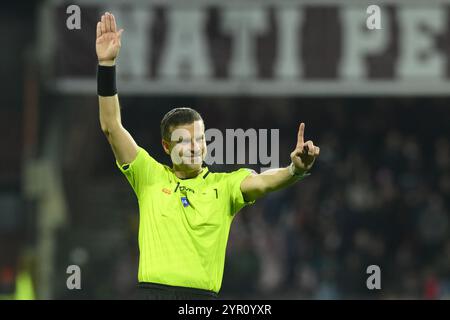 Salerno, Italien. Dezember 2024. Federico La Penna Schiedsrichter während der Serie B BKT zwischen US Salernitana 1919 gegen Carrarese Calcio im Arechi Stadium am 01. Dezember 2024 in Salerno (Foto: Agostino Gemito/Pacific Press) Credit: Pacific Press Media Production Corp./Alamy Live News Stockfoto