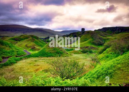 Fairy Glen wird, aufgrund seiner hügeligen Landschaft und kegelförmigen Erhebungen, als Feental bezeichnet wird. Stockfoto