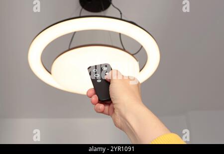 LED-Deckenleuchte mit intelligenter Fernbedienung. Energieeinsparung. Reinigen Sie den Planeten und den Umweltschutz. Stockfoto