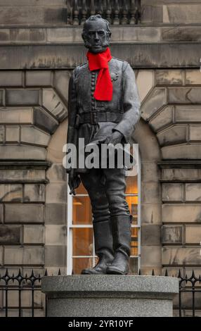 Edinburgh, Großbritannien. November 2024 30. Edinburgh, Schottland Rote Schals sind auf einigen der berühmten Statuen der Altstadt von Edinburgh zu sehen, darunter Adam Smith und James Braidwood (1800–1861). James Braidwood (1800–1861) war ein schottischer Feuerwehrmann, der 1824 der erste Master of Engines der weltweit ersten kommunalen Feuerwehr in Edinburgh war. Er war auch der erste Direktor des Londoner Feuerwehrbetriebs und wurde für die Entwicklung der modernen kommunalen Feuerwehr verantwortlich gemacht. Foto: phil wilkinson/Alamy Live News Stockfoto