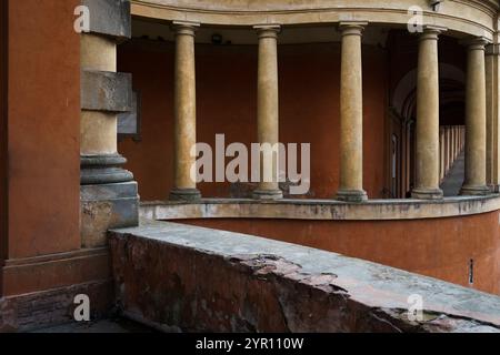 Portico di San Luca in Bologna, Italien, mit historischen Säulen und Architektur Stockfoto