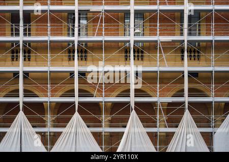 Gerüste um das historische Gebäude während des Restaurierungsprozesses Stockfoto