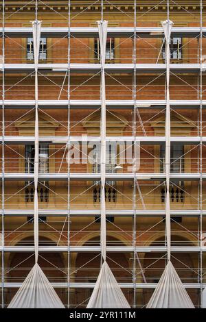 Gerüste um das historische Gebäude während des Restaurierungsprozesses Stockfoto